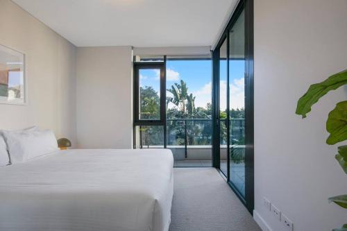 Newstead Apartment | 'Urban Lushscape' Riverside Retreat in Newstead