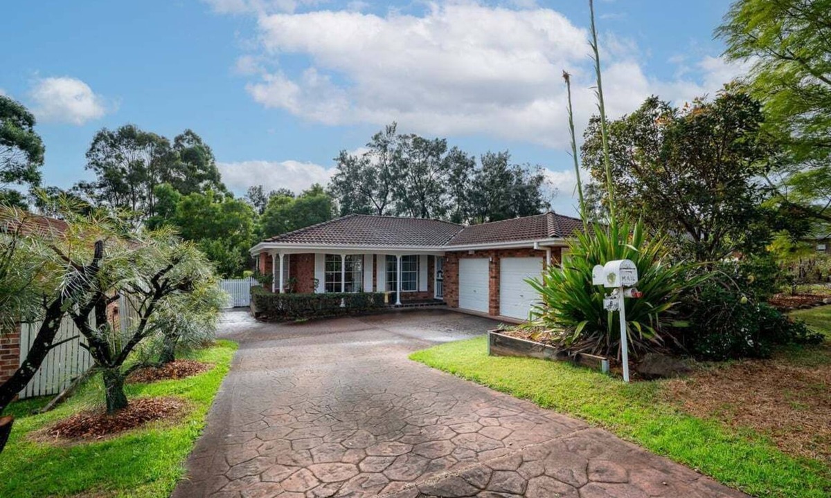 Dapto House | Urban Tranquility ~ The perfect family getaway nestled in Dapto!