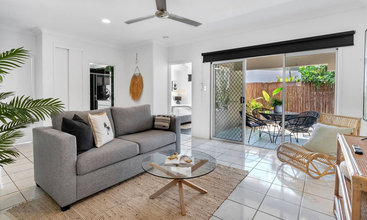 Manoora Apartment | Villa Casa- Spacious apartment with lush courtyard