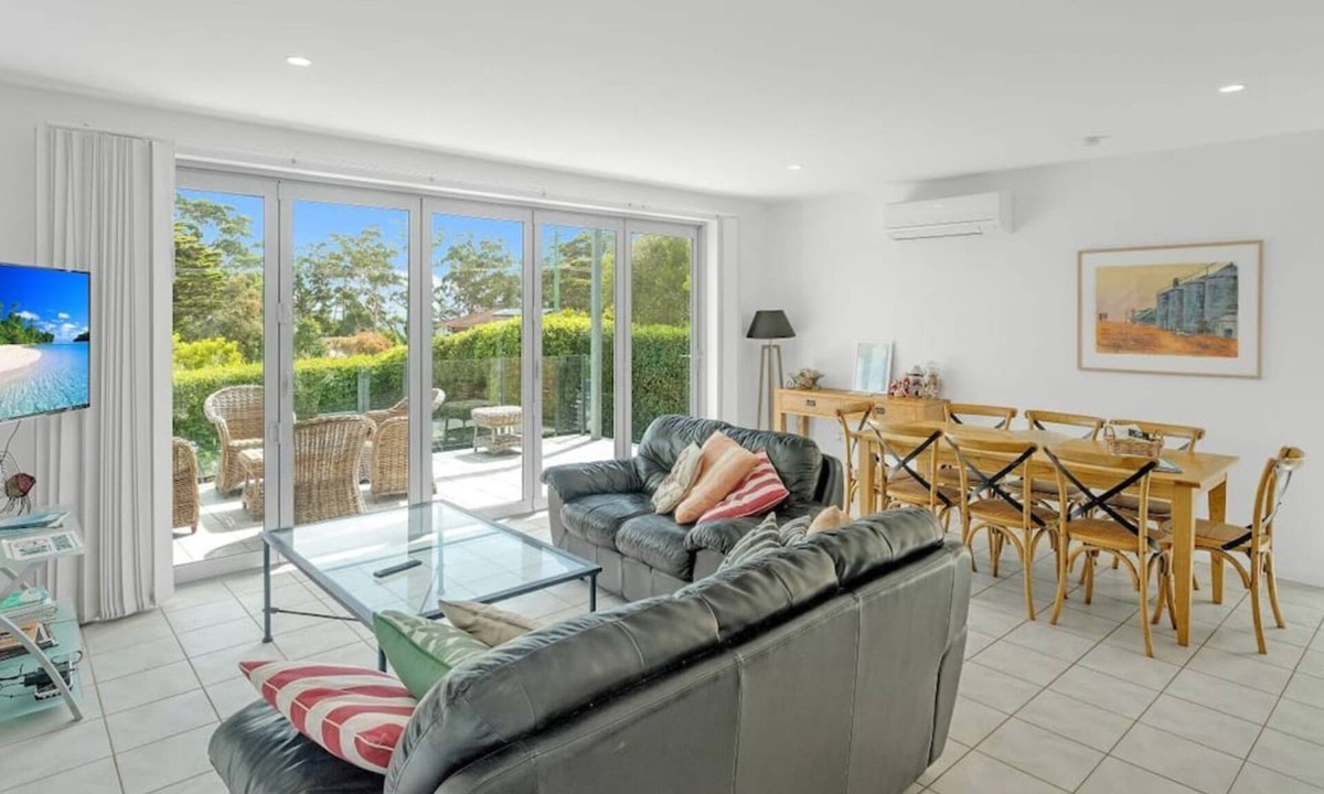 Vincentia House | Vincentia Style by Book Jervis Bay - Only 150m to the Beach - Free Wifi & Chrome Cast
