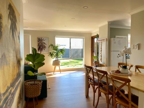 Warana House | Walk to beach - 3bed House - Pet & kid friendly