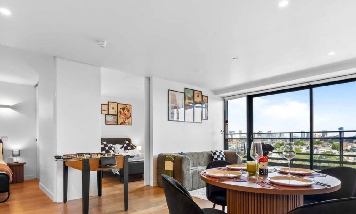 North Melbourne Apartment | Walk to Melbourne Uni | Foosball & Free Parking