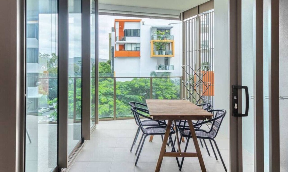 West End Apartment | Walk to River, Cute Designer 2BR Apt in West End