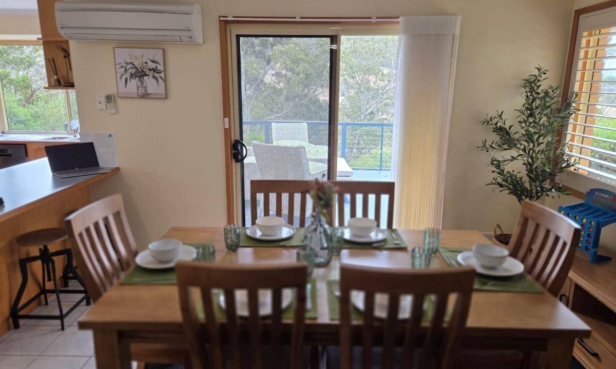 Old Beach House | Wallaby Hill - Gorgeous Views - 3 Bedroom House