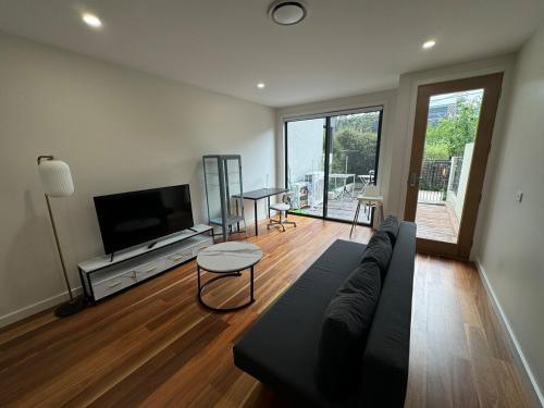 Dickson House | Warm 3beds Home with Yard and parking at Chinatown, CBD