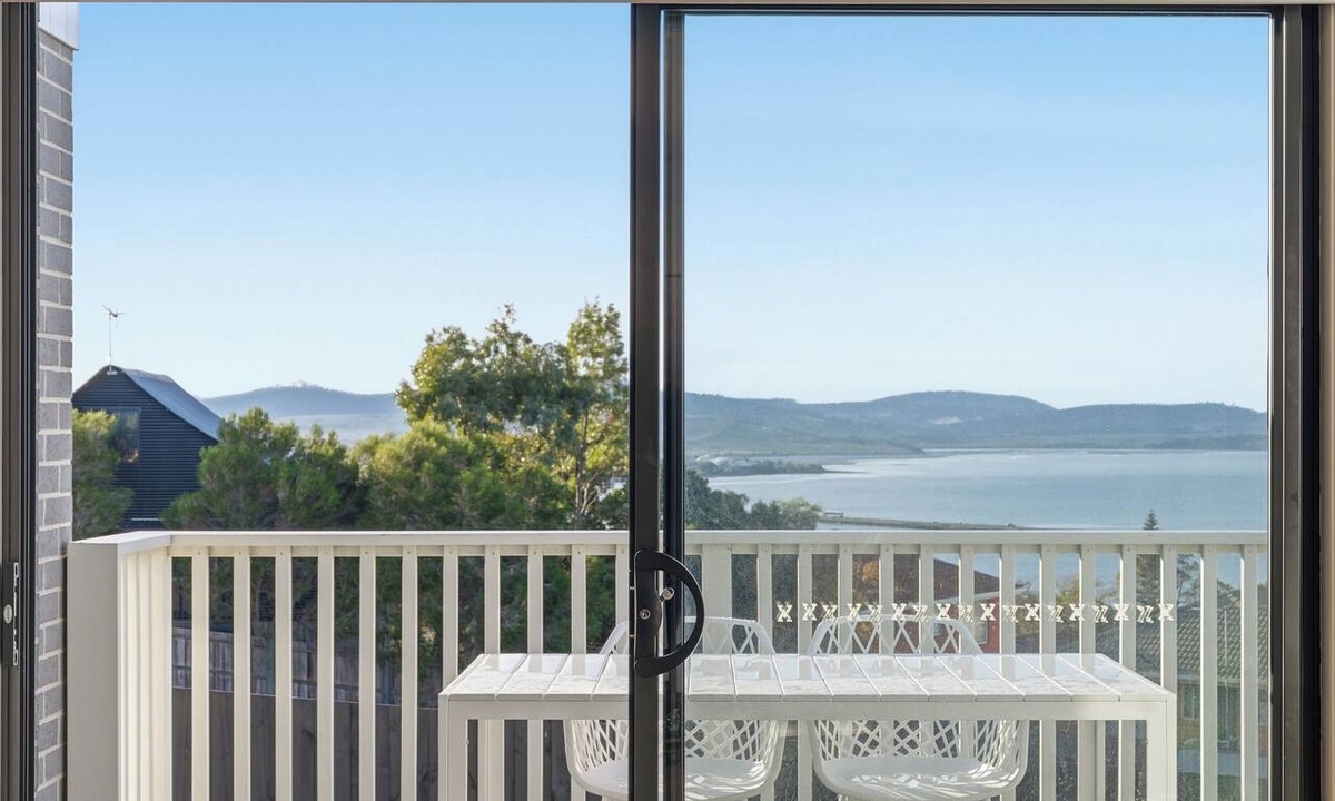 Midway Point House | Water Views | 3BR Home| Free Private Parking