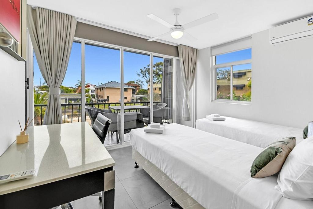 Broadbeach Waters Apartment | Waterfront 2-Bedroom Unit Walking to GC Convention