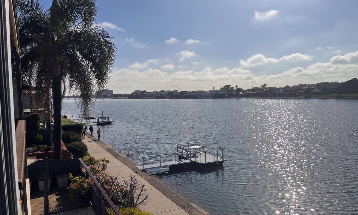 Tennyson Apartment | Waterfront escape with lake views, private pontoon & balcony, 5 mins to beach.