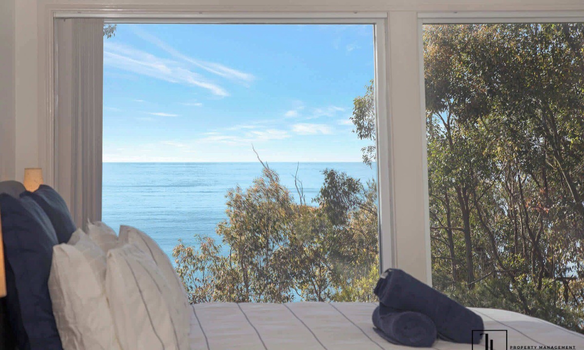 Denhams Beach Condo | Waterfront Home with Sweeping Ocean Views