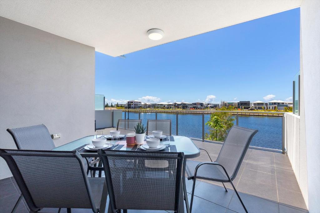 Birtinya Apartment | Waterfront Retreat Lake Birtinya