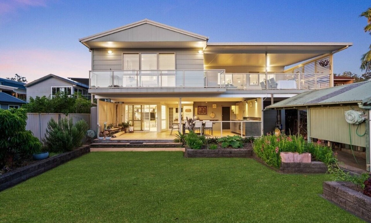 Chittaway Point House | WaterFront With Panoramic Views: Sunrise and Sunset