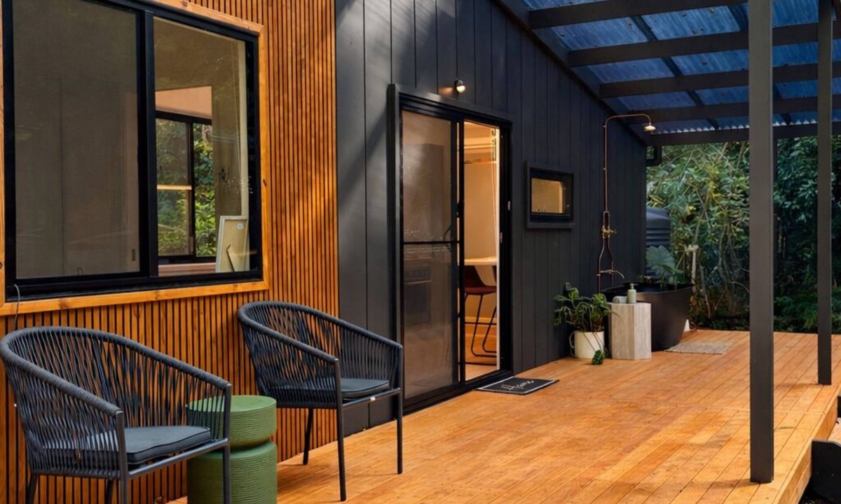 Broughton Village Cabin | Wave and Willow Tiny Home - 5 mins to beaches and local village of Berry
