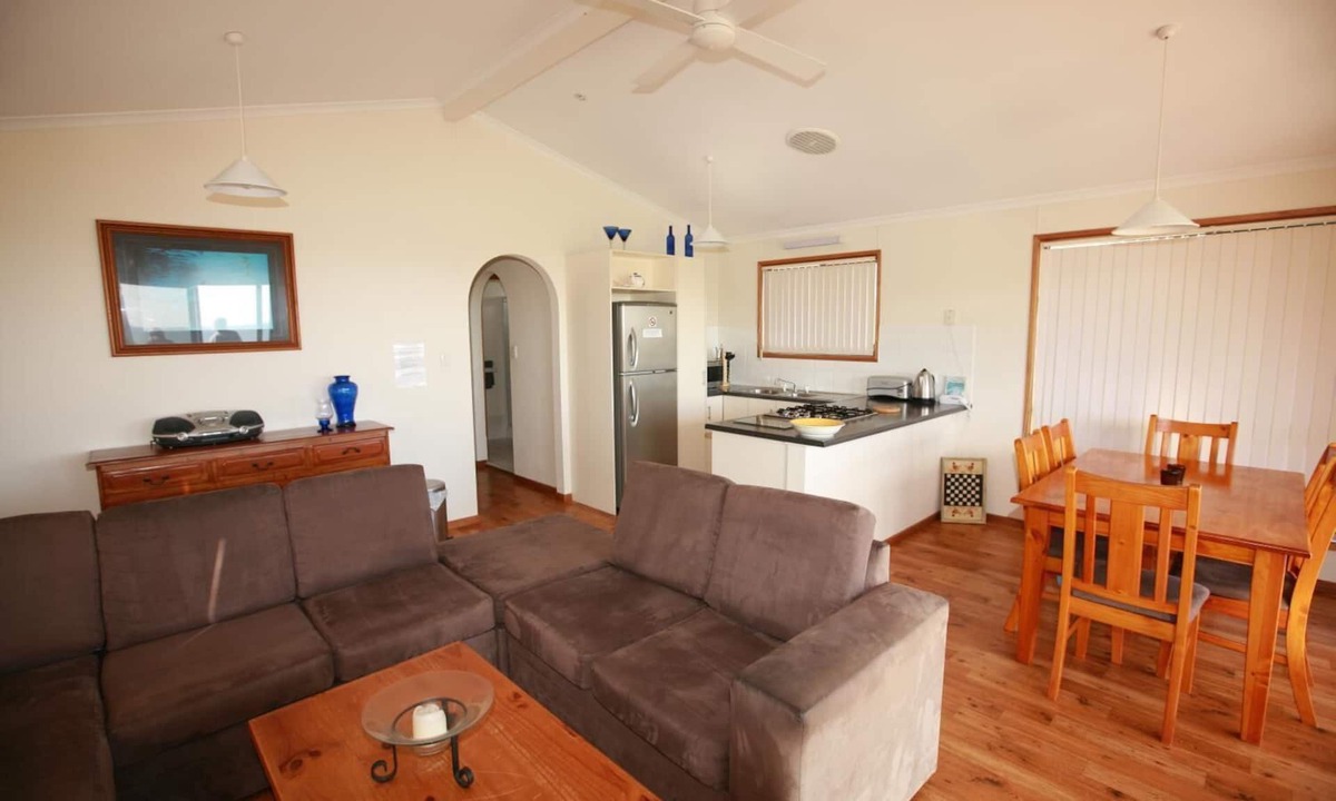 Duncan Cottage | Waves and Wildlife