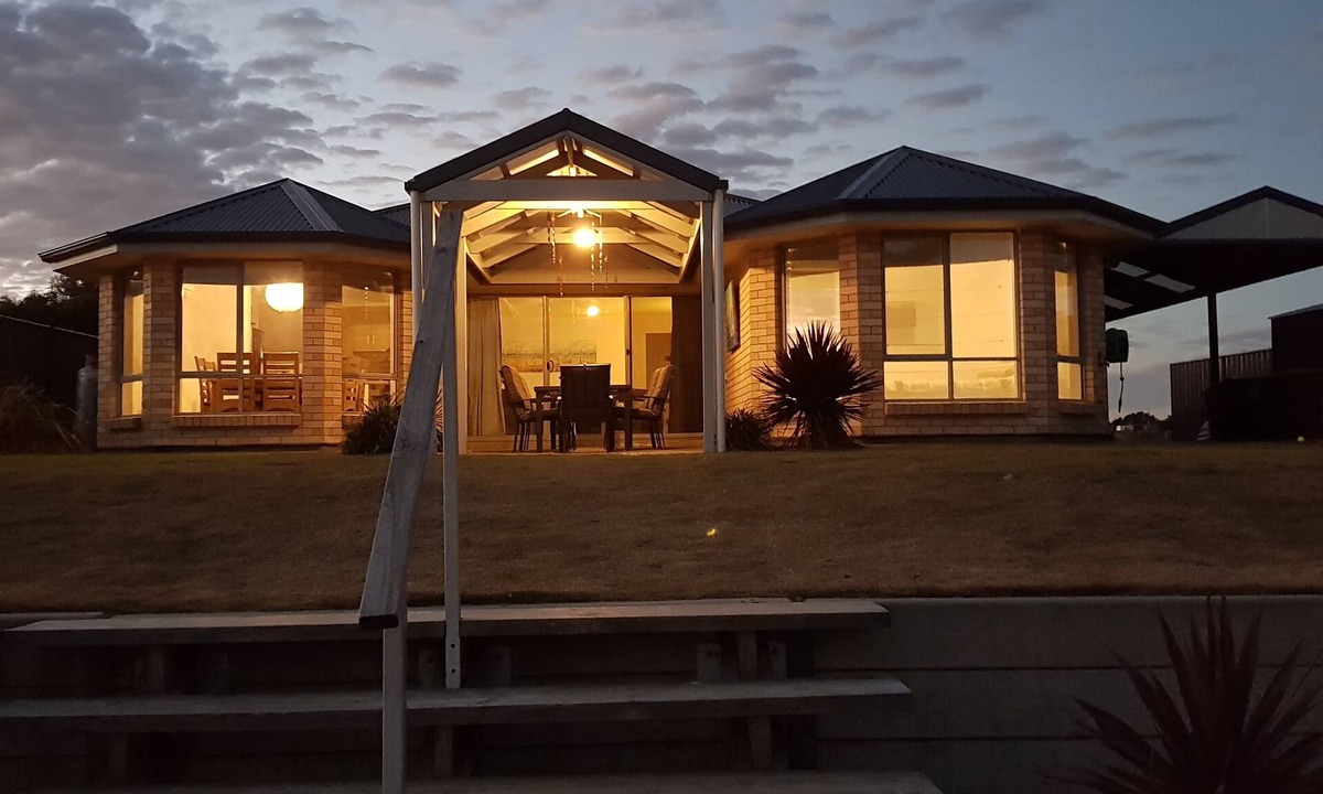 Seymour House | Wellington Marina Holiday House - Absolute Waterfront with Private Jetty