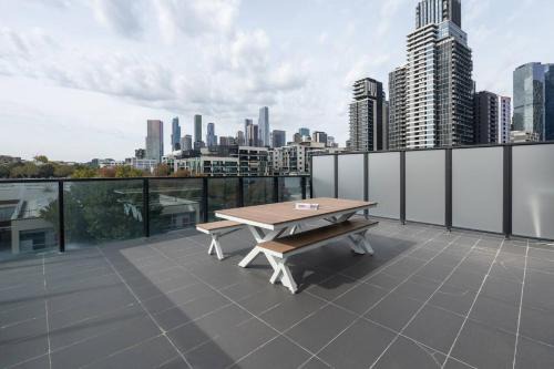 Melbourne Central Business District Apartment | West Edge - Urban Outlook near Gardens and Markets