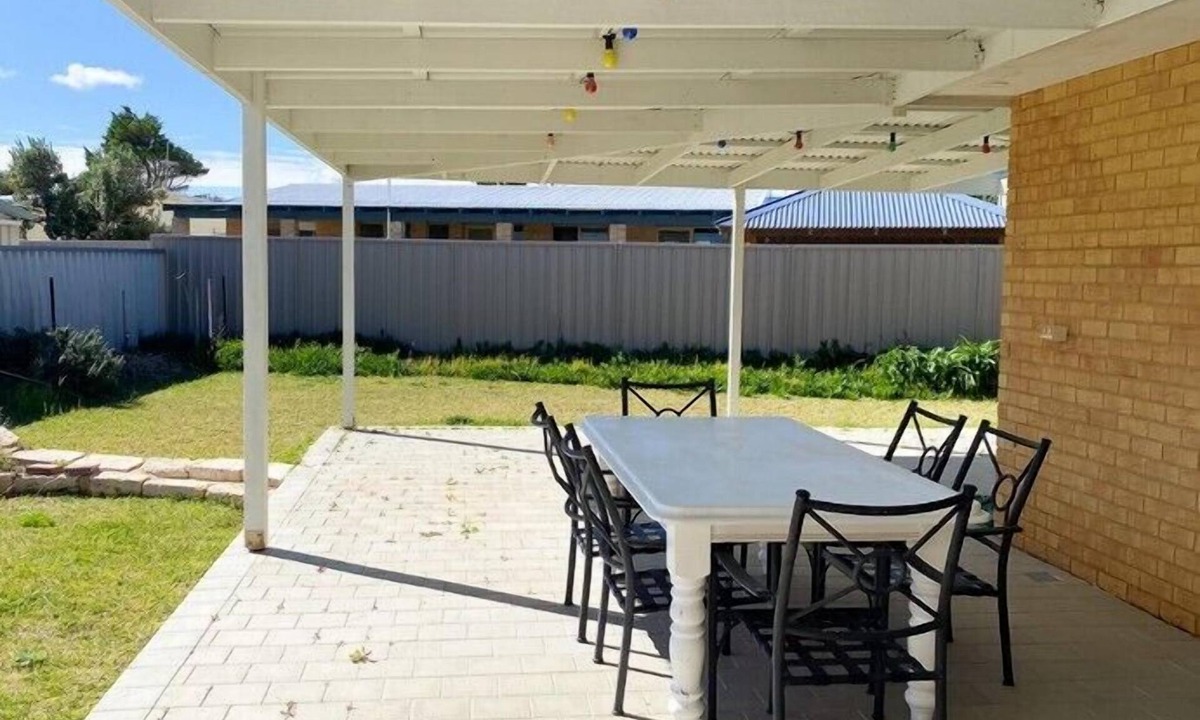 Lancelin House | White Sands - Located just 300m from Lancelin’s beautiful Back Beach.