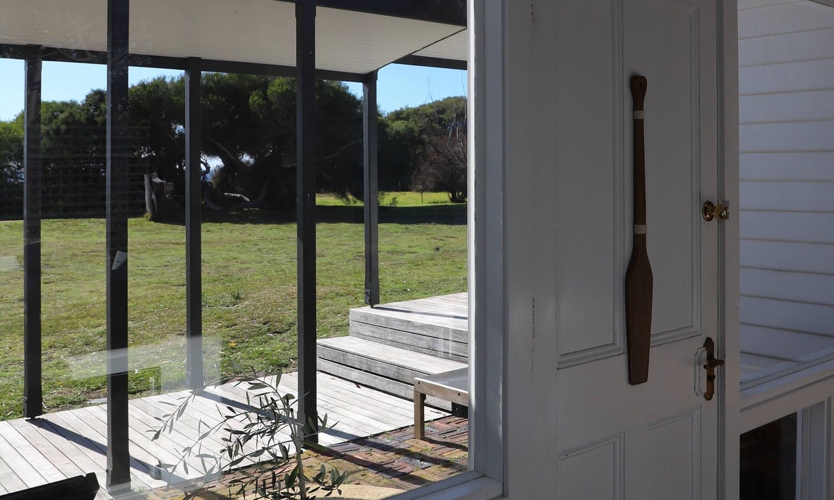 Falmouth House | White Shell Cottage | Wood fire & beachfront
