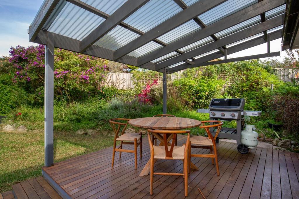 Vincentia House | WindanSea Cottage Pet Friendly Ocean Glimpses