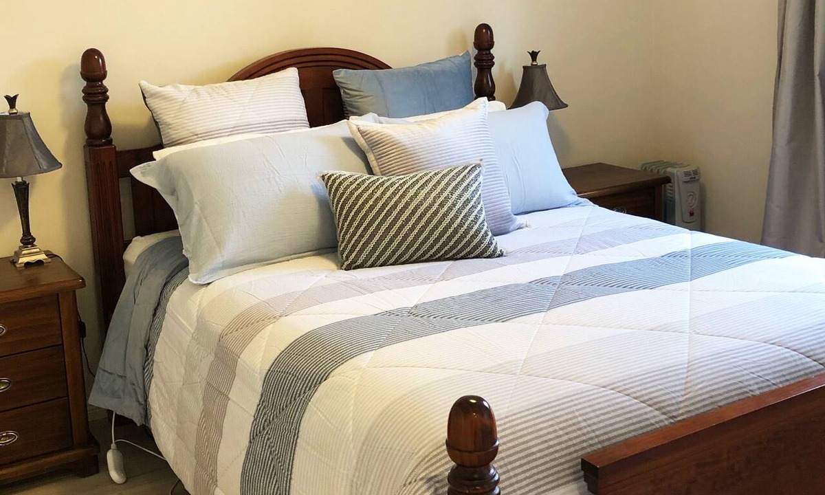 Saumarez Ponds Apartment | Winter Quickie. Come to Uralla-Armidale for a cool, snuggle-inducing farm stay.