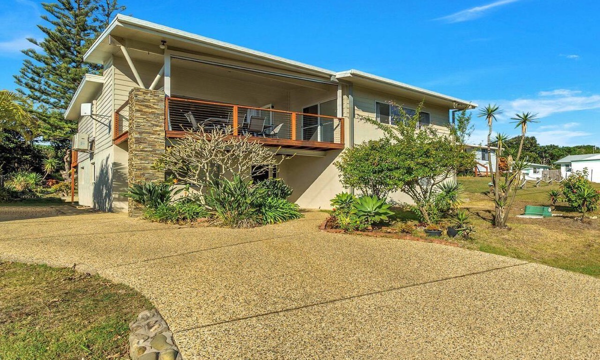 Wooli House | Wooli Waves - Right on the ocean dune.