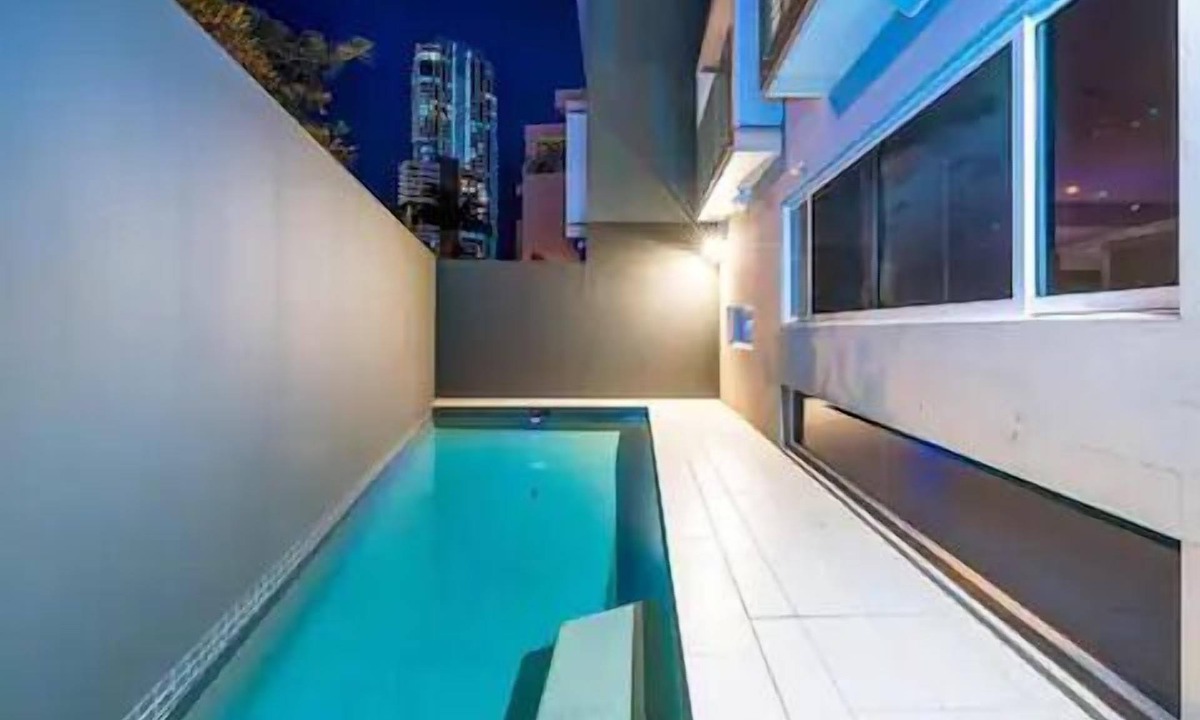 Surfers Paradise Villa | Wow Large 4 Bedrooms 4 bathroom with Private pool, 4 min walk to beach