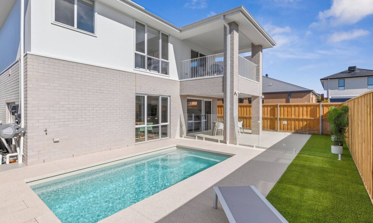 Curlewis House | Yellow door pool retreat – Sleeps 12, Heated Pool, Family Friendly