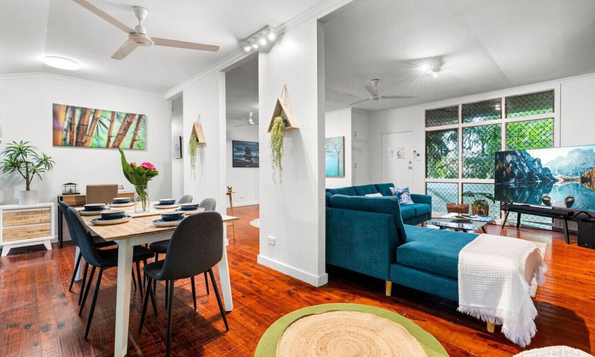 Larrakeyah House | Zen in the Tropics: Fenced Yard - Balcony - Desk