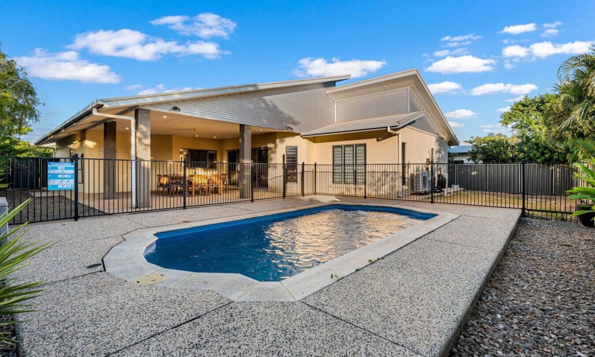 Lyons House | Zen Lotus: private pool - patio - garage - yard