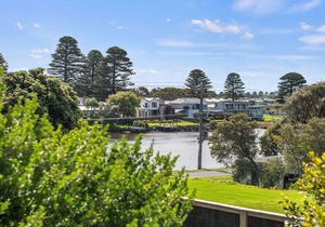Beachfront - elevated ocean views in Port Fairy