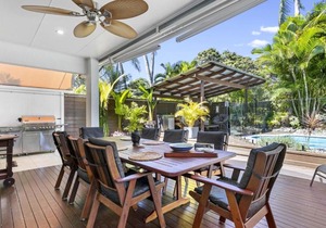 Coconut Blue - Private Heated Pool, Walk to Beach, Restaurants & Shops, Tropical Courtyard Shower