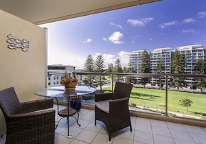 Glenelg Holiday Apartments-The Pier. Direct Beach Front. Free Parking.