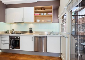 Lovely Classic Apartment Steps From Beach in St Kilda