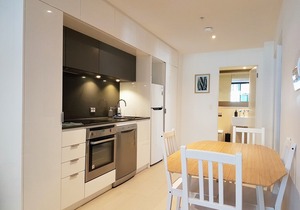Modern 2BR CBD Apartment with Spa, Foxtel and Wifi in Carlton