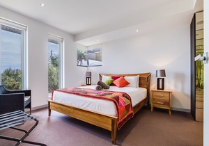 Nautilus 2 - Modern beachfront townhouse, opposite beach, water views in Safety Beach