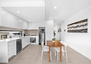 New Modern 2BR 2 baths Apt in Homebush Sleeps 6