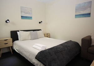❤ RESORT POOLSIDE STUDIO - WALK TO BEACH, BARS, RESTAURANTS, CAFES, CINEMAS ❤