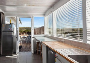 Stones Throw to Beach & Chiton Surf Club - Seaside on Seagull in Chiton