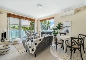 STUNNING HARBOURSIDE APARTMENT / CLOSE TO CBD in Darling Point