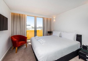 Stylish Room - Enjoy City Views on Rooftop Terrace