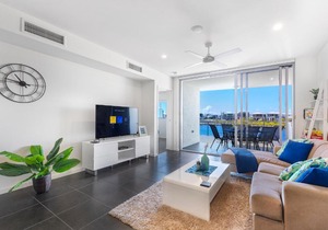 Waterfront Retreat Lake Birtinya
