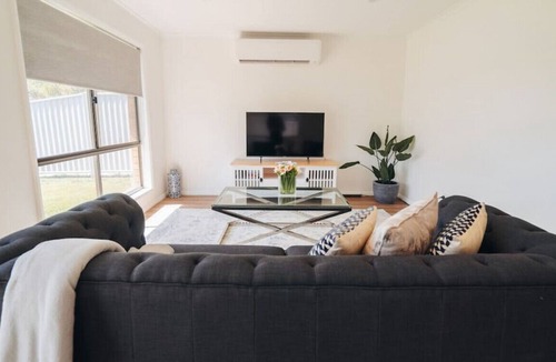 Currimundi House | 1/15 Croydon Av · 2 Bdrm 5min walk to Beach & lake