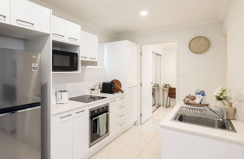 Rocklea Apartment | 1 Bdr Apt w/AC | Kitchen | Parking | 231AF1