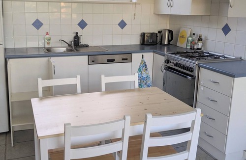 Kent Town Apartment | 1 bedroom flat next to Adelaide CBD & Norwood Parade: Quiet street with parking!