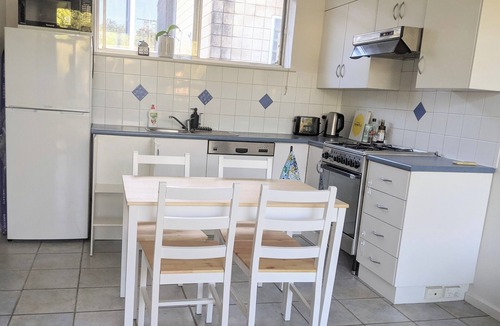 Kent Town Apartment | 1 bedroom flat next to Adelaide CBD & Norwood Parade: Quiet street with parking!