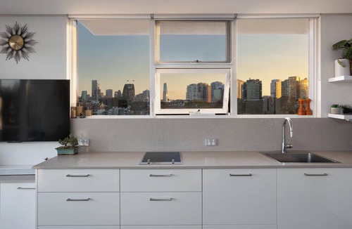North Sydney Apartment | 1 Bedroom, renovated apt. fantastic views.Very close to Kirribilli, ferry, train