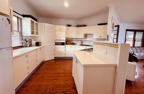 Cronulla House | 1 minute to Shelly Beach Ocean Pool! Door step to The Esplanade Track!