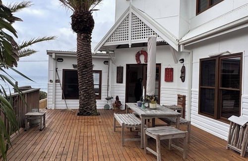 Cronulla House | 1 minute to Shelly Beach Ocean Pool! Door step to The Esplanade Track!