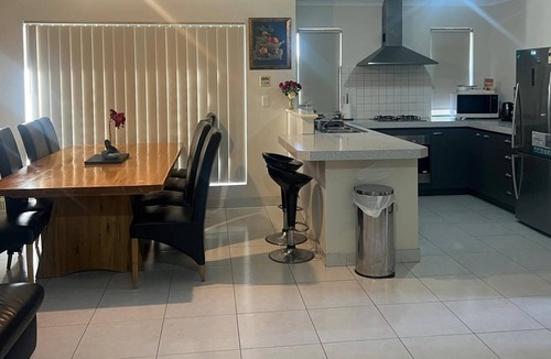 Bayswater House | 10 mins drive to T4 terminal, walking distance to the Swan river! Family home.