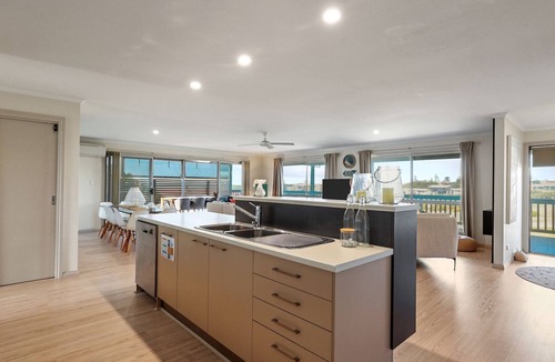 Middleton House | 101 Padman Crs, Middleton