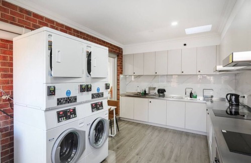 Brunswick East Hotel | 102 Luxury Queen Room with Hotel Experience Fast WiFi Close to Tram, 18 mins to CBD 24/7 Security